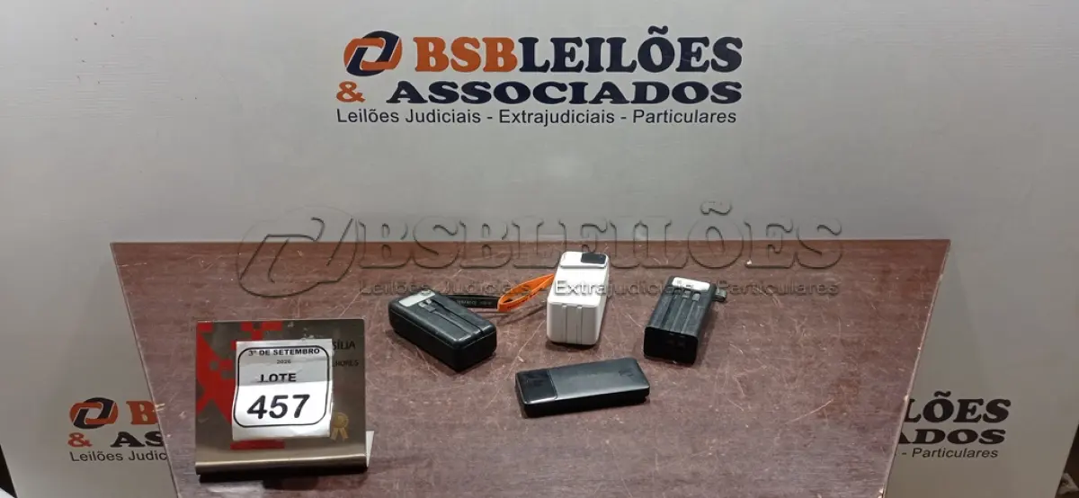 LOTE 457 - 04 POWER BANKS DE MARCAS E MODELOS DIVERSOS. (NO ESTADO) ATENÇÃO! FAZER A VISITAÇÃO ANTES DE ARREMATAR, NÃO SABEMOS SE FUNCIONA, LEILÃO NÃO TEM GARANTIA E NEM DEVOLUÇÃO, SUJEITO A POSSÍVEIS AVARIAS VISÍVEIS/OCULTAS E/OU AUSÊNCIA DE COMPONENTES.