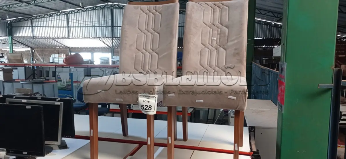 LOTE 528 - 02 CADEIRAS DE MADEIRA COM ASSENTO ALMOFADADO. (NO ESTADO) ATENÇÃO! FAZER A VISITAÇÃO ANTES DE ARREMATAR, NÃO SABEMOS SE FUNCIONA, LEILÃO NÃO TEM GARANTIA E NEM DEVOLUÇÃO, SUJEITO A POSSÍVEIS AVARIAS VISÍVEIS/OCULTAS E/OU AUSÊNCIA DE COMPONENTES.