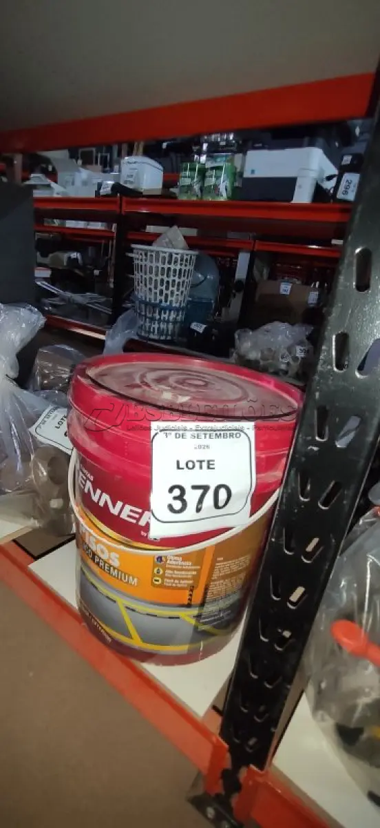 LOTE 370 - 01 BALDE DE TINTA DE PISOS ACRÍLICO PREMIUM 18L NA COR VERMELHO SEGURANÇA FOSCO MARCA RENNER.  (NO ESTADO) ATENÇÃO! FAZER A VISITAÇÃO ANTES DE ARREMATAR, NÃO SABEMOS SE FUNCIONA, LEILÃO NÃO TEM GARANTIA E NEM DEVOLUÇÃO, SUJEITO A POSSÍVEIS AVARIAS VISÍVEIS/OCULTAS E/OU AUSÊNCIA DE COMPONENTES.