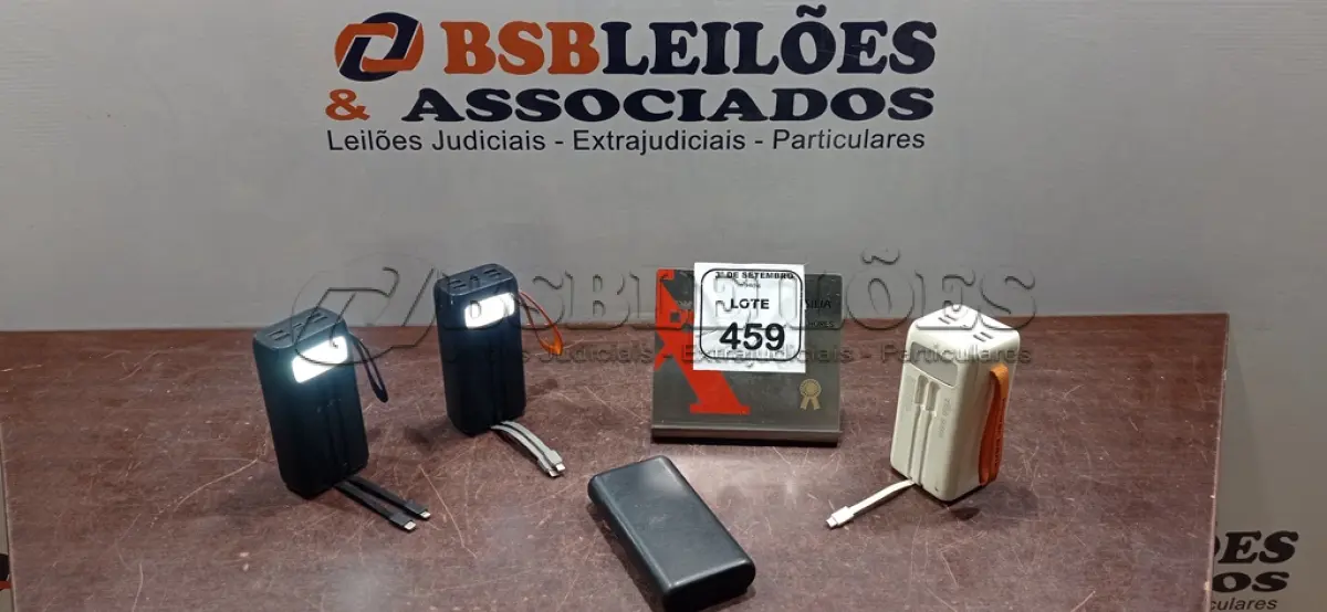 LOTE 459 - 04 POWER BANKS DE MARCAS E MODELOS DIVERSOS. (NO ESTADO) ATENÇÃO! FAZER A VISITAÇÃO ANTES DE ARREMATAR, NÃO SABEMOS SE FUNCIONA, LEILÃO NÃO TEM GARANTIA E NEM DEVOLUÇÃO, SUJEITO A POSSÍVEIS AVARIAS VISÍVEIS/OCULTAS E/OU AUSÊNCIA DE COMPONENTES.