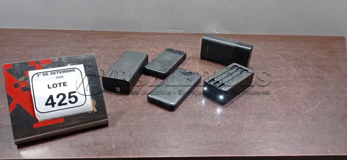 LOTE 425 - 04 POWER BANKS DE MARCAS E MODELOS DIVERSOS. (NO ESTADO) ATENÇÃO! FAZER A VISITAÇÃO ANTES DE ARREMATAR, NÃO SABEMOS SE FUNCIONA, LEILÃO NÃO TEM GARANTIA E NEM DEVOLUÇÃO, SUJEITO A POSSÍVEIS AVARIAS VISÍVEIS/OCULTAS E/OU AUSÊNCIA DE COMPONENTES.