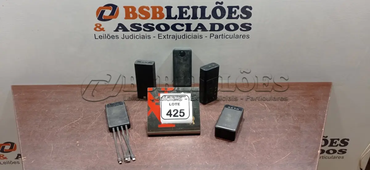 LOTE 425 - 04 POWER BANKS DE MARCAS E MODELOS DIVERSOS. (NO ESTADO) ATENÇÃO! FAZER A VISITAÇÃO ANTES DE ARREMATAR, NÃO SABEMOS SE FUNCIONA, LEILÃO NÃO TEM GARANTIA E NEM DEVOLUÇÃO, SUJEITO A POSSÍVEIS AVARIAS VISÍVEIS/OCULTAS E/OU AUSÊNCIA DE COMPONENTES.