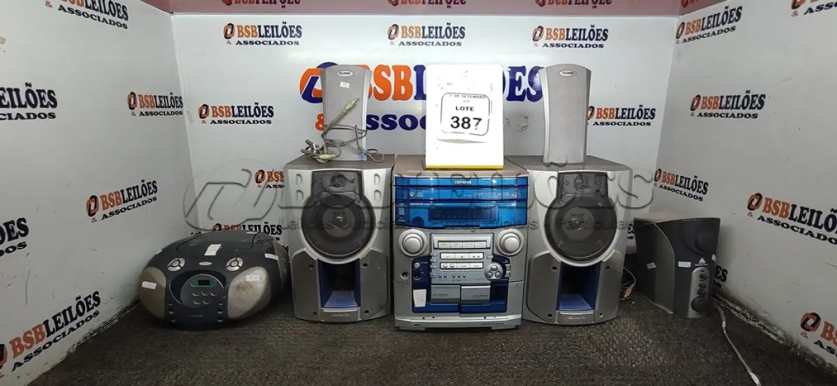 LOTE 387 - 01 APARELHO DE SOM MODELO NSX-BL57 COM 02 CAIXAS MARCA AIWA, 01 APARELHO DE SOM PORTÁTIL E 03 CAIXAS DE SOM MULTIMÍDIA. (NO ESTADO) ATENÇÃO! FAZER A VISITAÇÃO ANTES DE ARREMATAR, NÃO SABEMOS SE FUNCIONA, LEILÃO NÃO TEM GARANTIA E NEM DEVOLUÇÃO, SUJEITO A POSSÍVEIS AVARIAS VISÍVEIS/OCULTAS E/OU AUSÊNCIA DE COMPONENTES.