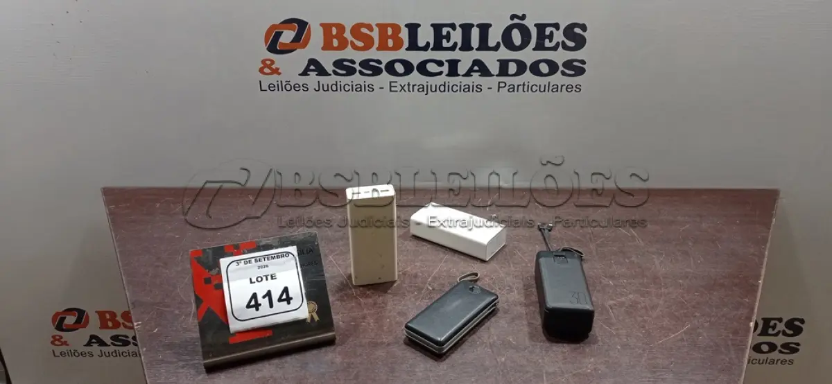 LOTE 414 - 04 POWER BANKS DE MARCAS E MODELOS DIVERSOS. (NO ESTADO) ATENÇÃO! FAZER A VISITAÇÃO ANTES DE ARREMATAR, NÃO SABEMOS SE FUNCIONA, LEILÃO NÃO TEM GARANTIA E NEM DEVOLUÇÃO, SUJEITO A POSSÍVEIS AVARIAS VISÍVEIS/OCULTAS E/OU AUSÊNCIA DE COMPONENTES.