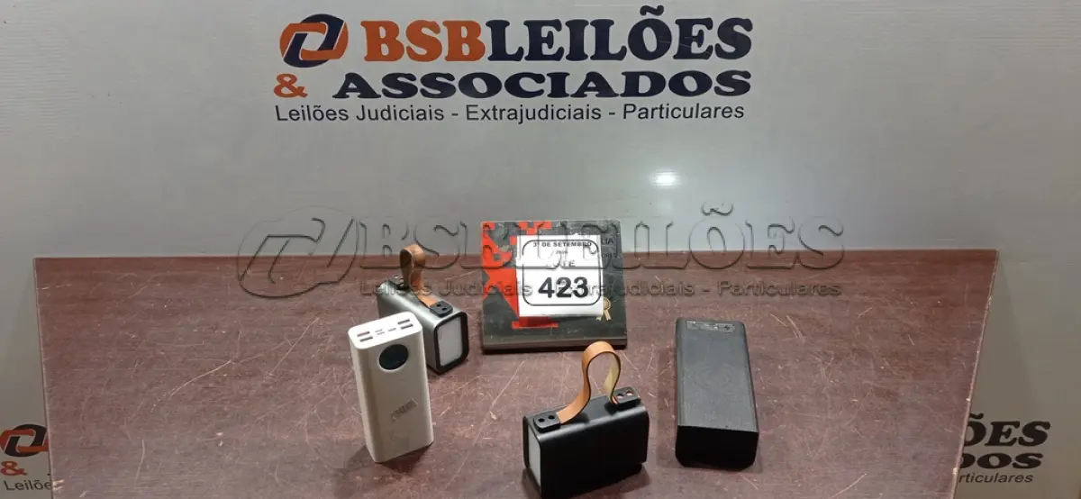 LOTE 423 - 04 POWER BANKS DE MARCAS E MODELOS DIVERSOS. (NO ESTADO) ATENÇÃO! FAZER A VISITAÇÃO ANTES DE ARREMATAR, NÃO SABEMOS SE FUNCIONA, LEILÃO NÃO TEM GARANTIA E NEM DEVOLUÇÃO, SUJEITO A POSSÍVEIS AVARIAS VISÍVEIS/OCULTAS E/OU AUSÊNCIA DE COMPONENTES.
