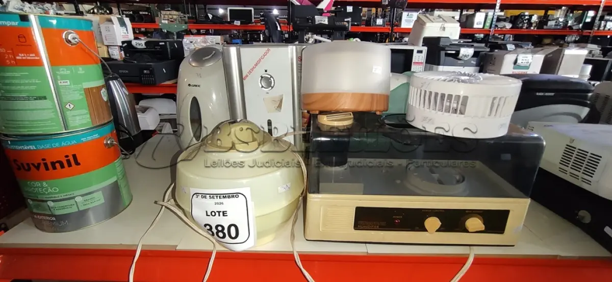 LOTE 380 - 06 UMIDIFICADORES DE AR, 01 DESUMIDIFICADOR, 01 VENTILADOR DE MESA E 01 LUMINÁRIAS DE MARCAS E MODELOS DIVERSOS. (NO ESTADO) ATENÇÃO! FAZER A VISITAÇÃO ANTES DE ARREMATAR, NÃO SABEMOS SE FUNCIONA, LEILÃO NÃO TEM GARANTIA E NEM DEVOLUÇÃO, SUJEITO A POSSÍVEIS AVARIAS VISÍVEIS/OCULTAS E/OU AUSÊNCIA DE COMPONENTES.