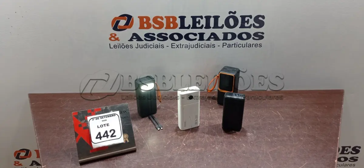 LOTE 442 - 04 POWER BANKS DE MARCAS E MODELOS DIVERSOS. (NO ESTADO) ATENÇÃO! FAZER A VISITAÇÃO ANTES DE ARREMATAR, NÃO SABEMOS SE FUNCIONA, LEILÃO NÃO TEM GARANTIA E NEM DEVOLUÇÃO, SUJEITO A POSSÍVEIS AVARIAS VISÍVEIS/OCULTAS E/OU AUSÊNCIA DE COMPONENTES.