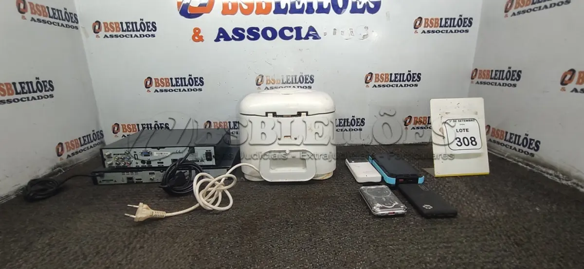 LOTE 308 - 01 PANELA ELÉTRICA, 04 POWER BANKS, 01 BLU RAY E 01 RECEIVER TERRESTRE. (NO ESTADO) ATENÇÃO! FAZER A VISITAÇÃO ANTES DE ARREMATAR, NÃO SABEMOS SE FUNCIONA, LEILÃO NÃO TEM GARANTIA E NEM DEVOLUÇÃO, SUJEITO A POSSÍVEIS AVARIAS VISÍVEIS/OCULTAS E/OU AUSÊNCIA DE COMPONENTES.