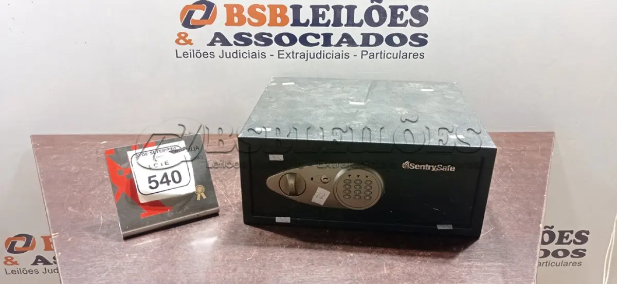 LOTE 540 - 01 COFRE DIGITAL MARCA SENTRY SAFE. (NO ESTADO) ATENÇÃO! FAZER A VISITAÇÃO ANTES DE ARREMATAR, NÃO SABEMOS SE FUNCIONA, LEILÃO NÃO TEM GARANTIA E NEM DEVOLUÇÃO, SUJEITO A POSSÍVEIS AVARIAS VISÍVEIS/OCULTAS E/OU AUSÊNCIA DE COMPONENTES.