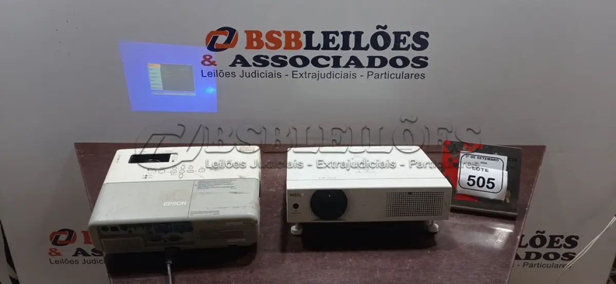 LOTE 505 - 02 PROJETORES SEM CABOS. (NO ESTADO) ATENÇÃO! FAZER A VISITAÇÃO ANTES DE ARREMATAR, NÃO SABEMOS SE FUNCIONA, LEILÃO NÃO TEM GARANTIA E NEM DEVOLUÇÃO, SUJEITO A POSSÍVEIS AVARIAS VISÍVEIS/OCULTAS E/OU AUSÊNCIA DE COMPONENTES.