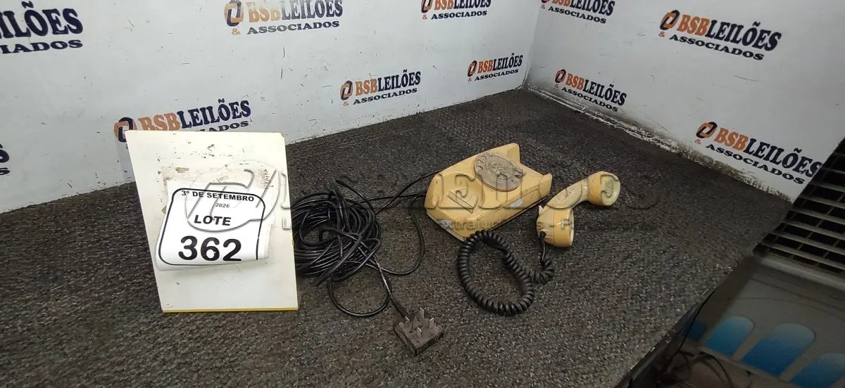 LOTE 362 - 01 APARELHO DE TELEFONE DE DISCO RETRÔ. (NO ESTADO) ATENÇÃO! FAZER A VISITAÇÃO ANTES DE ARREMATAR, NÃO SABEMOS SE FUNCIONA, LEILÃO NÃO TEM GARANTIA E NEM DEVOLUÇÃO, SUJEITO A POSSÍVEIS AVARIAS VISÍVEIS/OCULTAS E/OU AUSÊNCIA DE COMPONENTES.