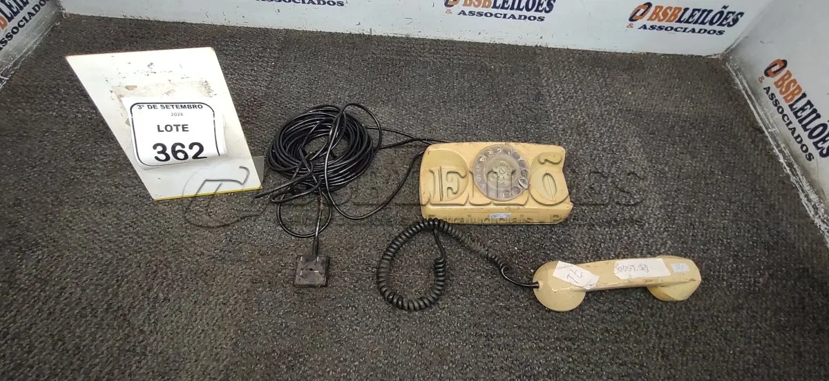 LOTE 362 - 01 APARELHO DE TELEFONE DE DISCO RETRÔ. (NO ESTADO) ATENÇÃO! FAZER A VISITAÇÃO ANTES DE ARREMATAR, NÃO SABEMOS SE FUNCIONA, LEILÃO NÃO TEM GARANTIA E NEM DEVOLUÇÃO, SUJEITO A POSSÍVEIS AVARIAS VISÍVEIS/OCULTAS E/OU AUSÊNCIA DE COMPONENTES.