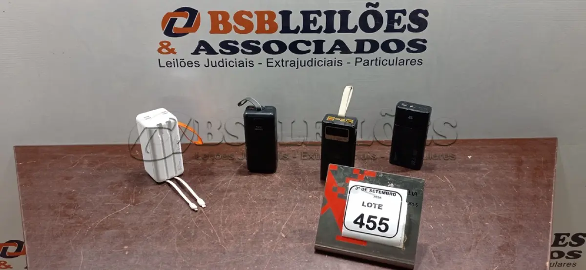 LOTE 455 - 04 POWER BANKS DE MARCAS E MODELOS DIVERSOS. (NO ESTADO) ATENÇÃO! FAZER A VISITAÇÃO ANTES DE ARREMATAR, NÃO SABEMOS SE FUNCIONA, LEILÃO NÃO TEM GARANTIA E NEM DEVOLUÇÃO, SUJEITO A POSSÍVEIS AVARIAS VISÍVEIS/OCULTAS E/OU AUSÊNCIA DE COMPONENTES.