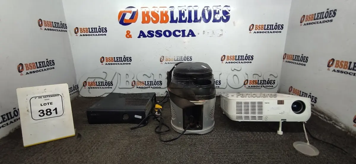 LOTE 381 - 01 MINI GELADEIRA MARCA BLACK DECKER, 01 XBOX E 01 PROJETOR. (NO ESTADO) ATENÇÃO! FAZER A VISITAÇÃO ANTES DE ARREMATAR, NÃO SABEMOS SE FUNCIONA, LEILÃO NÃO TEM GARANTIA E NEM DEVOLUÇÃO, SUJEITO A POSSÍVEIS AVARIAS VISÍVEIS/OCULTAS E/OU AUSÊNCIA DE COMPONENTES.