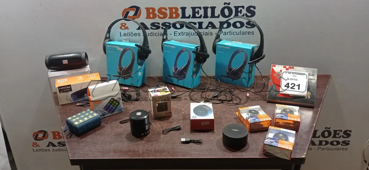 LOTE 421 - 03 HEADSETS E 07 CAIXINHAS DE SOM DE MARCAS E MODELOS DIVERSOS. (NO ESTADO) ATENÇÃO! FAZER A VISITAÇÃO ANTES DE ARREMATAR, NÃO SABEMOS SE FUNCIONA, LEILÃO NÃO TEM GARANTIA E NEM DEVOLUÇÃO, SUJEITO A POSSÍVEIS AVARIAS VISÍVEIS/OCULTAS E/OU AUSÊNCIA DE COMPONENTES.