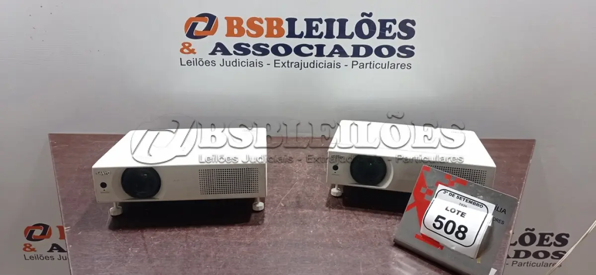 LOTE 508 - 02 PROJETORES SEM CABOS. (NO ESTADO) ATENÇÃO! FAZER A VISITAÇÃO ANTES DE ARREMATAR, NÃO SABEMOS SE FUNCIONA, LEILÃO NÃO TEM GARANTIA E NEM DEVOLUÇÃO, SUJEITO A POSSÍVEIS AVARIAS VISÍVEIS/OCULTAS E/OU AUSÊNCIA DE COMPONENTES.