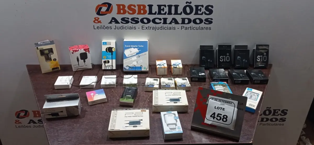LOTE 458 - 01 LOTE COM VÁRIOS FONES DE OUVIDO, FONTES DE PLAY STATION, CARREGADORES DE CELULAR E CABOS DE MARCASSE MODELOS DIVERSOS. (NO ESTADO) ATENÇÃO! FAZER A VISITAÇÃO ANTES DE ARREMATAR, NÃO SABEMOS SE FUNCIONA, LEILÃO NÃO TEM GARANTIA E NEM DEVOLUÇÃO, SUJEITO A POSSÍVEIS AVARIAS VISÍVEIS/OCULTAS E/OU AUSÊNCIA DE COMPONENTES.