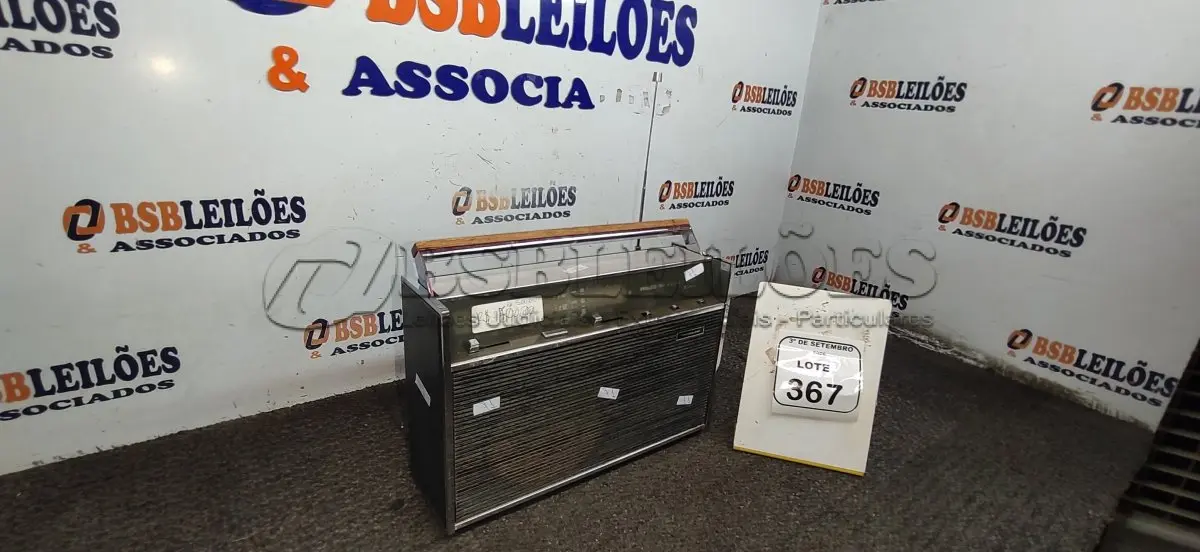 LOTE 367 - 01 APARELHO DE SOM ANTIGO MODELO TRANSGLOBE MARCA PHILCO. (NO ESTADO) ATENÇÃO! FAZER A VISITAÇÃO ANTES DE ARREMATAR, NÃO SABEMOS SE FUNCIONA, LEILÃO NÃO TEM GARANTIA E NEM DEVOLUÇÃO, SUJEITO A POSSÍVEIS AVARIAS VISÍVEIS/OCULTAS E/OU AUSÊNCIA DE COMPONENTES.