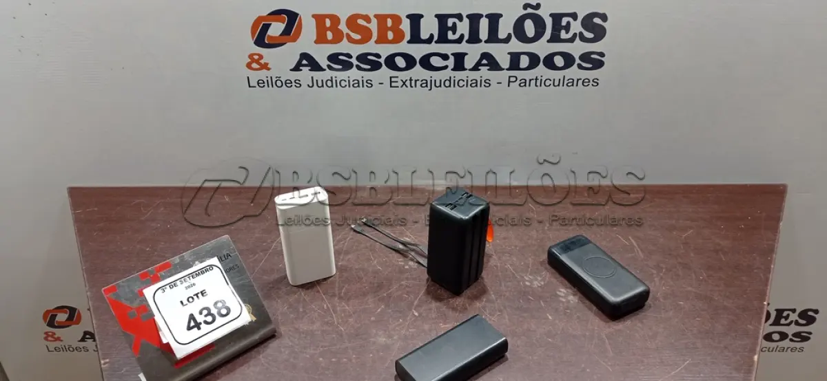 LOTE 438 - 04 POWER BANKS DE MARCAS E MODELOS DIVERSOS. (NO ESTADO) ATENÇÃO! FAZER A VISITAÇÃO ANTES DE ARREMATAR, NÃO SABEMOS SE FUNCIONA, LEILÃO NÃO TEM GARANTIA E NEM DEVOLUÇÃO, SUJEITO A POSSÍVEIS AVARIAS VISÍVEIS/OCULTAS E/OU AUSÊNCIA DE COMPONENTES.
