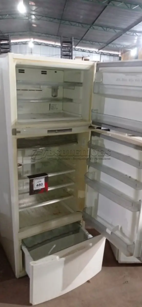 LOTE 480 - 01 GELADEIRA 220V MARCA BRASTEMP. (NO ESTADO) ATENÇÃO! FAZER A VISITAÇÃO ANTES DE ARREMATAR, NÃO SABEMOS SE FUNCIONA, LEILÃO NÃO TEM GARANTIA E NEM DEVOLUÇÃO, SUJEITO A POSSÍVEIS AVARIAS VISÍVEIS/OCULTAS E/OU AUSÊNCIA DE COMPONENTES.