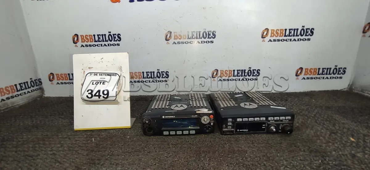 LOTE 349 - 02 RÁDIOS TRANSCEPTORES MARCA MOTOROLA. (NO ESTADO) ATENÇÃO! FAZER A VISITAÇÃO ANTES DE ARREMATAR, NÃO SABEMOS SE FUNCIONA, LEILÃO NÃO TEM GARANTIA E NEM DEVOLUÇÃO, SUJEITO A POSSÍVEIS AVARIAS VISÍVEIS/OCULTAS E/OU AUSÊNCIA DE COMPONENTES.