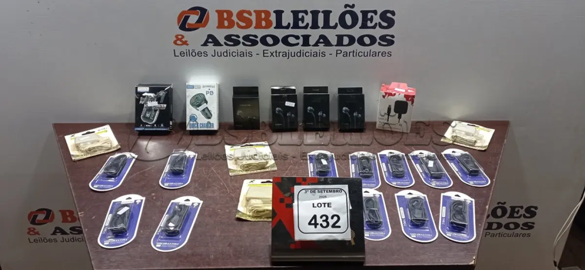 LOTE 432 - 01 LOTE COM VÁRIOS CABOS TIPO C, CARREGADORES DE CELULAR E FONES DE OUVIDO DE MARCAS E MODELOS DIVERSOS. (NO ESTADO) ATENÇÃO! FAZER A VISITAÇÃO ANTES DE ARREMATAR, NÃO SABEMOS SE FUNCIONA, LEILÃO NÃO TEM GARANTIA E NEM DEVOLUÇÃO, SUJEITO A POSSÍVEIS AVARIAS VISÍVEIS/OCULTAS E/OU AUSÊNCIA DE COMPONENTES.