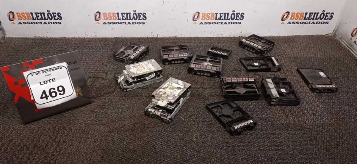 LOTE 469 - 06 HDS PARA SERVIDORES E VÁRIAS TAMPAS DE ACABAMENTO FRONTAL. (NO ESTADO) ATENÇÃO! FAZER A VISITAÇÃO ANTES DE ARREMATAR, NÃO SABEMOS SE FUNCIONA, LEILÃO NÃO TEM GARANTIA E NEM DEVOLUÇÃO, SUJEITO A POSSÍVEIS AVARIAS VISÍVEIS/OCULTAS E/OU AUSÊNCIA DE COMPONENTES.