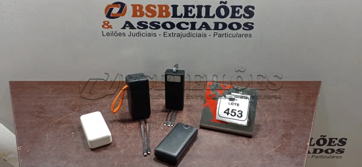 LOTE 453 - 04 POWER BANKS DE MARCAS E MODELOS DIVERSOS. (NO ESTADO) ATENÇÃO! FAZER A VISITAÇÃO ANTES DE ARREMATAR, NÃO SABEMOS SE FUNCIONA, LEILÃO NÃO TEM GARANTIA E NEM DEVOLUÇÃO, SUJEITO A POSSÍVEIS AVARIAS VISÍVEIS/OCULTAS E/OU AUSÊNCIA DE COMPONENTES.