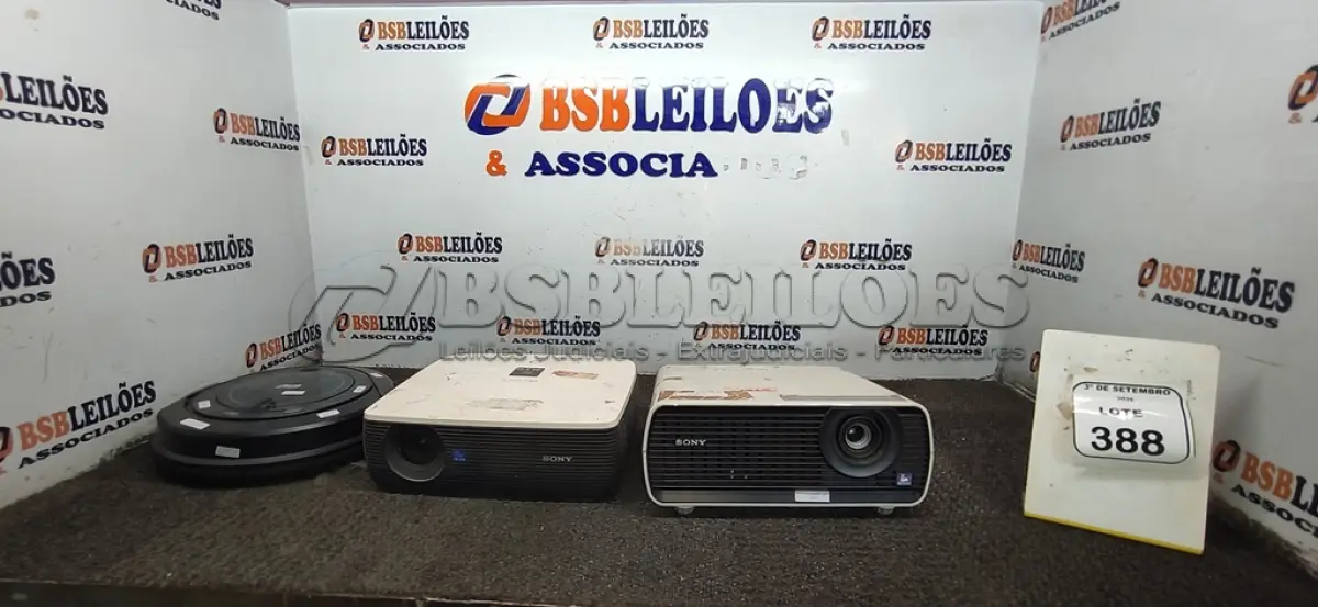 LOTE 388 - 02 PROJETORES E 01 ASPIRADOR ROBÔ. (NO ESTADO) ATENÇÃO! FAZER A VISITAÇÃO ANTES DE ARREMATAR, NÃO SABEMOS SE FUNCIONA, LEILÃO NÃO TEM GARANTIA E NEM DEVOLUÇÃO, SUJEITO A POSSÍVEIS AVARIAS VISÍVEIS/OCULTAS E/OU AUSÊNCIA DE COMPONENTES.