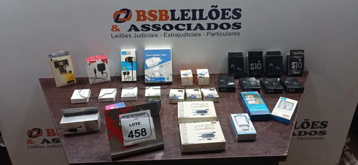 LOTE 458 - 01 LOTE COM VÁRIOS FONES DE OUVIDO, FONTES DE PLAY STATION, CARREGADORES DE CELULAR E CABOS DE MARCASSE MODELOS DIVERSOS. (NO ESTADO) ATENÇÃO! FAZER A VISITAÇÃO ANTES DE ARREMATAR, NÃO SABEMOS SE FUNCIONA, LEILÃO NÃO TEM GARANTIA E NEM DEVOLUÇÃO, SUJEITO A POSSÍVEIS AVARIAS VISÍVEIS/OCULTAS E/OU AUSÊNCIA DE COMPONENTES.