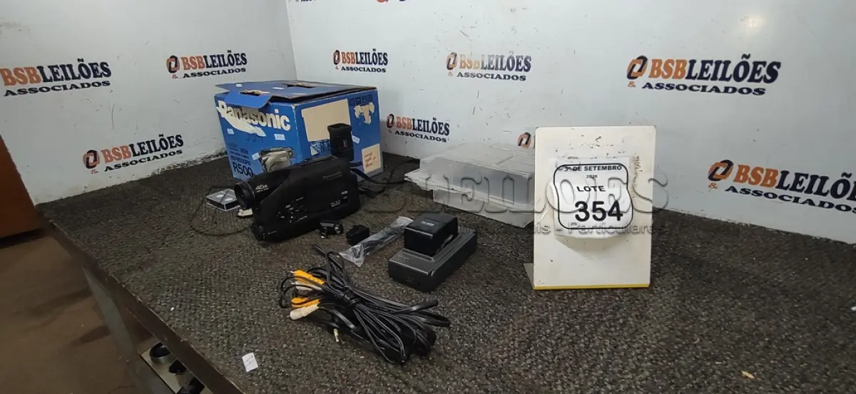 LOTE 354 - 01 FILMADORA MODELO NV-R500PN MARCA PANASONIC. (NO ESTADO) ATENÇÃO! FAZER A VISITAÇÃO ANTES DE ARREMATAR, NÃO SABEMOS SE FUNCIONA, LEILÃO NÃO TEM GARANTIA E NEM DEVOLUÇÃO, SUJEITO A POSSÍVEIS AVARIAS VISÍVEIS/OCULTAS E/OU AUSÊNCIA DE COMPONENTES.
