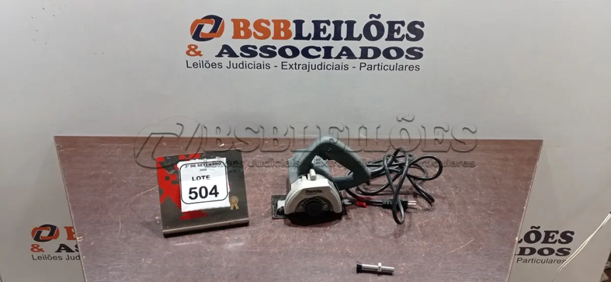 LOTE 504 - 01 SERRA MÁRMORE 220V MARCA MAKITA. (NO ESTADO) ATENÇÃO! FAZER A VISITAÇÃO ANTES DE ARREMATAR, NÃO SABEMOS SE FUNCIONA, LEILÃO NÃO TEM GARANTIA E NEM DEVOLUÇÃO, SUJEITO A POSSÍVEIS AVARIAS VISÍVEIS/OCULTAS E/OU AUSÊNCIA DE COMPONENTES.