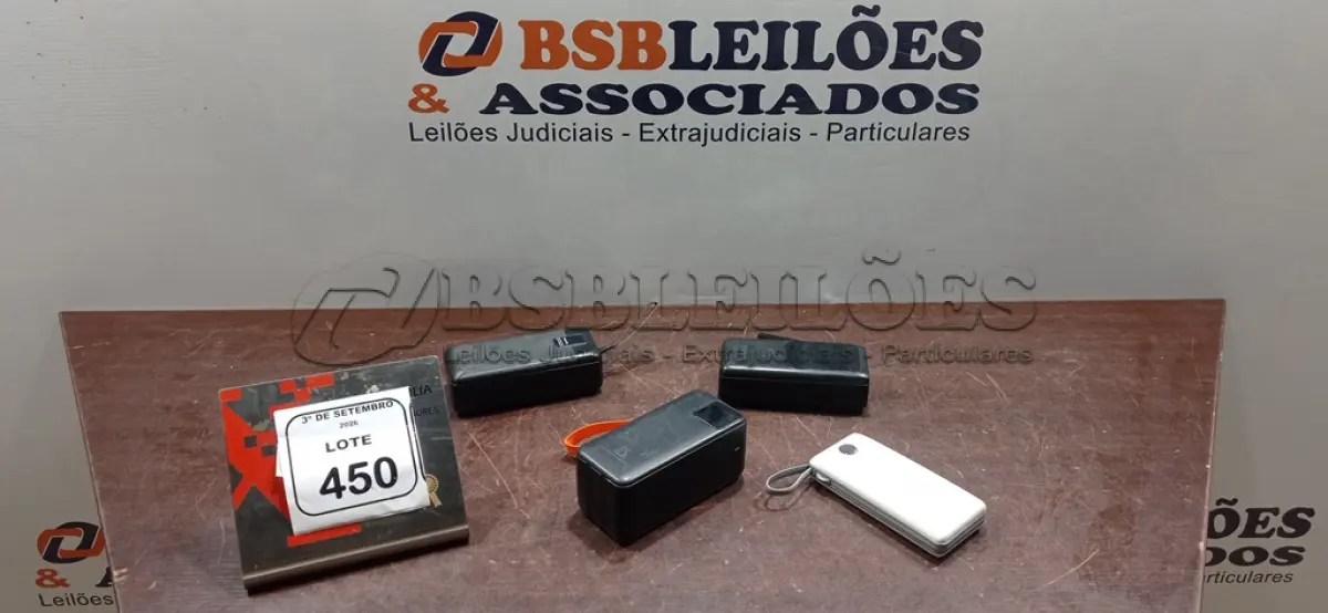 LOTE 450 - 04 POWER BANKS DE MARCAS E MODELOS DIVERSOS. (NO ESTADO) ATENÇÃO! FAZER A VISITAÇÃO ANTES DE ARREMATAR, NÃO SABEMOS SE FUNCIONA, LEILÃO NÃO TEM GARANTIA E NEM DEVOLUÇÃO, SUJEITO A POSSÍVEIS AVARIAS VISÍVEIS/OCULTAS E/OU AUSÊNCIA DE COMPONENTES.