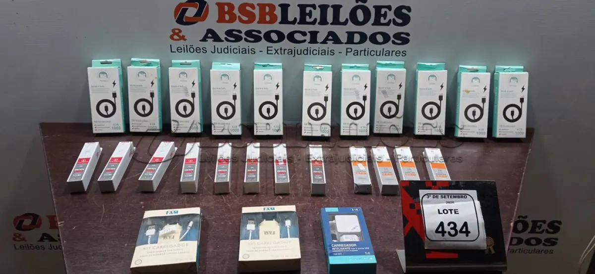 LOTE 434 - 01 LOTE COM VÁRIOS CABOS E CARREGADORES DE CELULARES DE MARCAS E MODELOS DIVERSOS. (NO ESTADO) ATENÇÃO! FAZER A VISITAÇÃO ANTES DE ARREMATAR, NÃO SABEMOS SE FUNCIONA, LEILÃO NÃO TEM GARANTIA E NEM DEVOLUÇÃO, SUJEITO A POSSÍVEIS AVARIAS VISÍVEIS/OCULTAS E/OU AUSÊNCIA DE COMPONENTES.