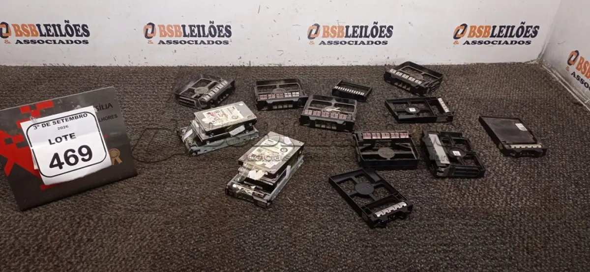 LOTE 469 - 06 HDS PARA SERVIDORES E VÁRIAS TAMPAS DE ACABAMENTO FRONTAL. (NO ESTADO) ATENÇÃO! FAZER A VISITAÇÃO ANTES DE ARREMATAR, NÃO SABEMOS SE FUNCIONA, LEILÃO NÃO TEM GARANTIA E NEM DEVOLUÇÃO, SUJEITO A POSSÍVEIS AVARIAS VISÍVEIS/OCULTAS E/OU AUSÊNCIA DE COMPONENTES.