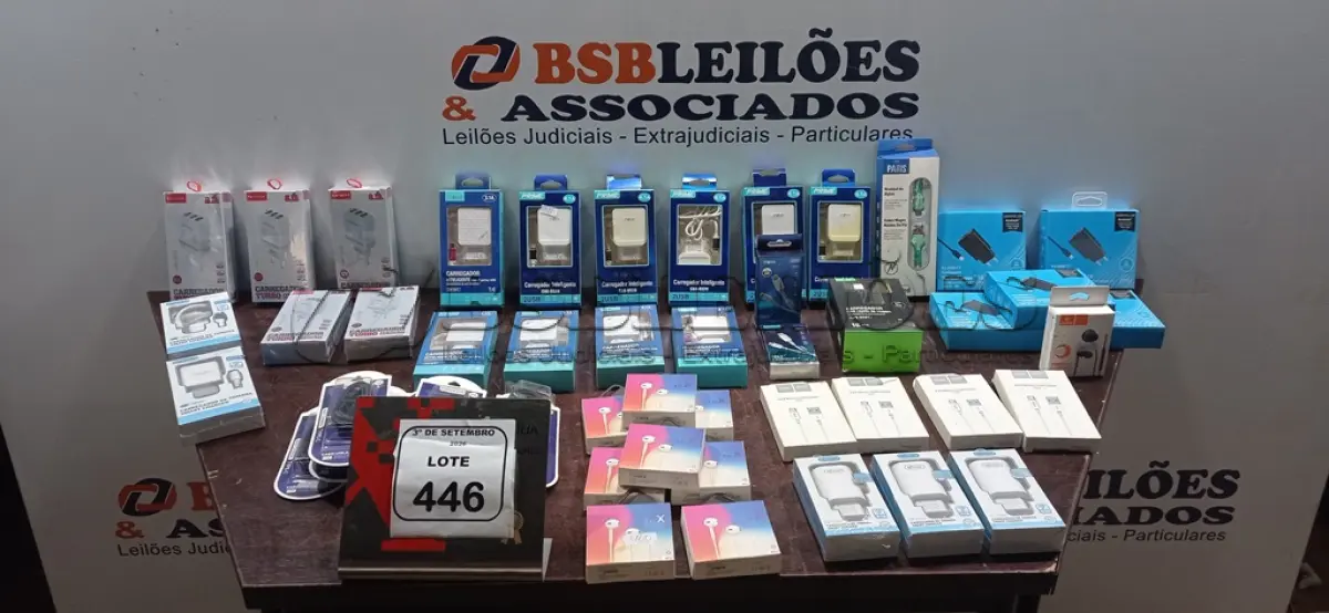 LOTE 446 - 01 LOTE COM VÁRIOS CABOS, CARREGADORES DE CELULAR E FONES DE OUVIDO MARCAS E MODELOS DIVERSOS. (NO ESTADO) ATENÇÃO! FAZER A VISITAÇÃO ANTES DE ARREMATAR, NÃO SABEMOS SE FUNCIONA, LEILÃO NÃO TEM GARANTIA E NEM DEVOLUÇÃO, SUJEITO A POSSÍVEIS AVARIAS VISÍVEIS/OCULTAS E/OU AUSÊNCIA DE COMPONENTES.