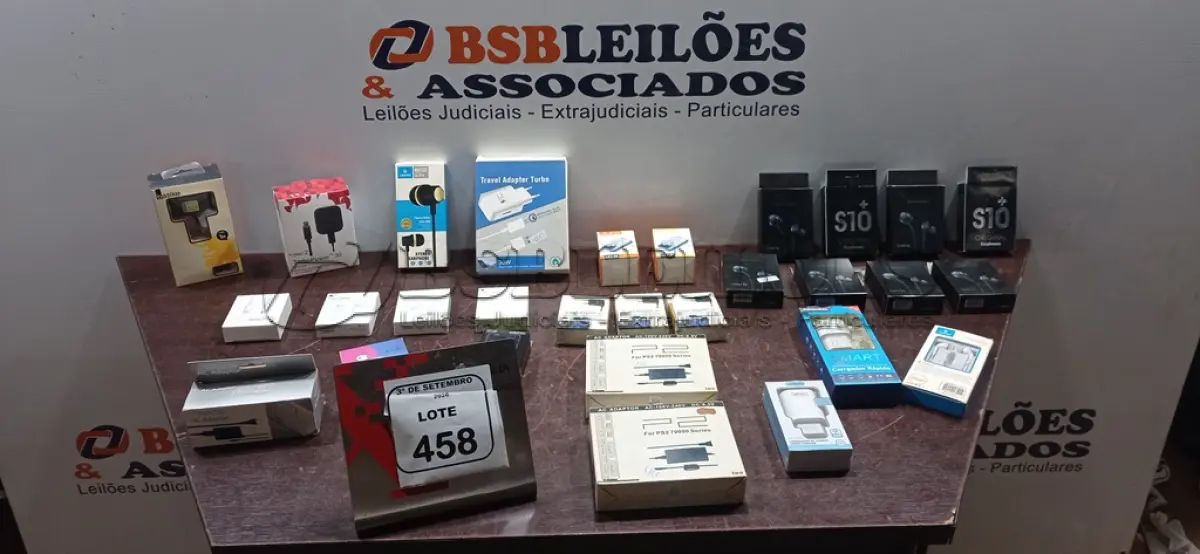 LOTE 458 - 01 LOTE COM VÁRIOS FONES DE OUVIDO, FONTES DE PLAY STATION, CARREGADORES DE CELULAR E CABOS DE MARCASSE MODELOS DIVERSOS. (NO ESTADO) ATENÇÃO! FAZER A VISITAÇÃO ANTES DE ARREMATAR, NÃO SABEMOS SE FUNCIONA, LEILÃO NÃO TEM GARANTIA E NEM DEVOLUÇÃO, SUJEITO A POSSÍVEIS AVARIAS VISÍVEIS/OCULTAS E/OU AUSÊNCIA DE COMPONENTES.