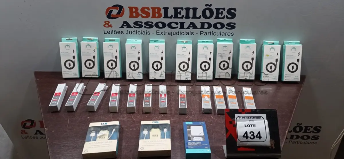 LOTE 434 - 01 LOTE COM VÁRIOS CABOS E CARREGADORES DE CELULARES DE MARCAS E MODELOS DIVERSOS. (NO ESTADO) ATENÇÃO! FAZER A VISITAÇÃO ANTES DE ARREMATAR, NÃO SABEMOS SE FUNCIONA, LEILÃO NÃO TEM GARANTIA E NEM DEVOLUÇÃO, SUJEITO A POSSÍVEIS AVARIAS VISÍVEIS/OCULTAS E/OU AUSÊNCIA DE COMPONENTES.