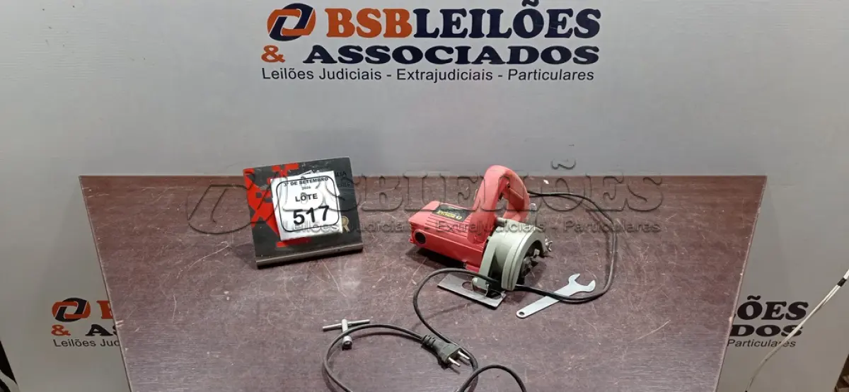 LOTE 517 - 01 SERRA MÁRMORE 220V MARCA SCHULZ. (NO ESTADO) ATENÇÃO! FAZER A VISITAÇÃO ANTES DE ARREMATAR, NÃO SABEMOS SE FUNCIONA, LEILÃO NÃO TEM GARANTIA E NEM DEVOLUÇÃO, SUJEITO A POSSÍVEIS AVARIAS VISÍVEIS/OCULTAS E/OU AUSÊNCIA DE COMPONENTES.