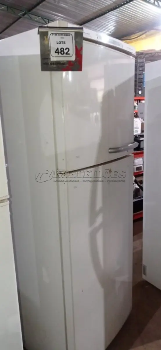 LOTE 482 - 01 GELADEIRA 220V MARCA BOSCH.  (NO ESTADO) ATENÇÃO! FAZER A VISITAÇÃO ANTES DE ARREMATAR, NÃO SABEMOS SE FUNCIONA, LEILÃO NÃO TEM GARANTIA E NEM DEVOLUÇÃO, SUJEITO A POSSÍVEIS AVARIAS VISÍVEIS/OCULTAS E/OU AUSÊNCIA DE COMPONENTES.