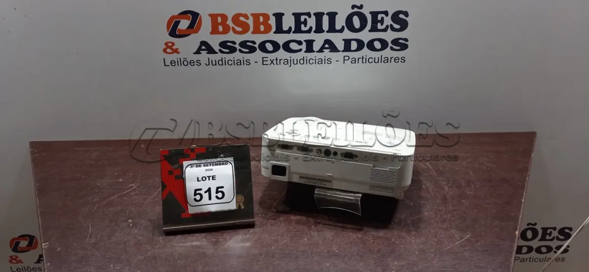 LOTE 515 - 01 PROJETOR MARCA NEC SEM CABOS. (NO ESTADO) ATENÇÃO! FAZER A VISITAÇÃO ANTES DE ARREMATAR, NÃO SABEMOS SE FUNCIONA, LEILÃO NÃO TEM GARANTIA E NEM DEVOLUÇÃO, SUJEITO A POSSÍVEIS AVARIAS VISÍVEIS/OCULTAS E/OU AUSÊNCIA DE COMPONENTES.