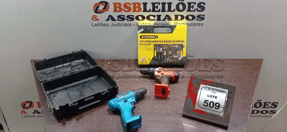 LOTE 509 - 01 KIT DE FERRAMENTAS BÁSICAS E 02 PARAFUSADEIRAS SEM BATERIA. (NO ESTADO) ATENÇÃO! FAZER A VISITAÇÃO ANTES DE ARREMATAR, NÃO SABEMOS SE FUNCIONA, LEILÃO NÃO TEM GARANTIA E NEM DEVOLUÇÃO, SUJEITO A POSSÍVEIS AVARIAS VISÍVEIS/OCULTAS E/OU AUSÊNCIA DE COMPONENTES.