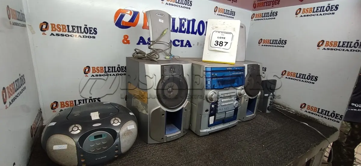 LOTE 387 - 01 APARELHO DE SOM MODELO NSX-BL57 COM 02 CAIXAS MARCA AIWA, 01 APARELHO DE SOM PORTÁTIL E 03 CAIXAS DE SOM MULTIMÍDIA. (NO ESTADO) ATENÇÃO! FAZER A VISITAÇÃO ANTES DE ARREMATAR, NÃO SABEMOS SE FUNCIONA, LEILÃO NÃO TEM GARANTIA E NEM DEVOLUÇÃO, SUJEITO A POSSÍVEIS AVARIAS VISÍVEIS/OCULTAS E/OU AUSÊNCIA DE COMPONENTES.