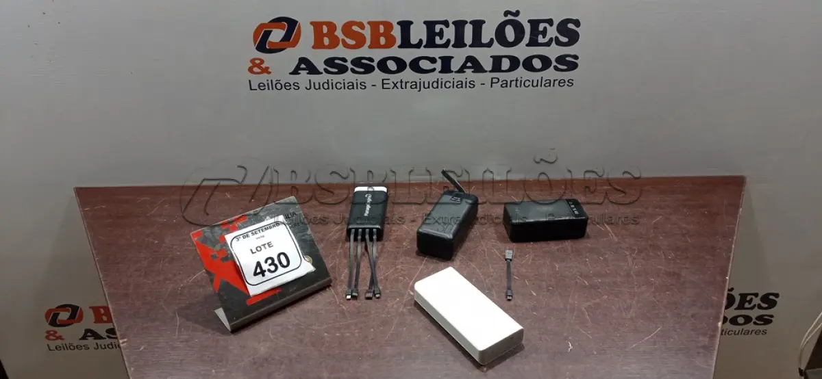 LOTE 430 - 04 POWER BANKS DE MARCAS E MODELOS DIVERSOS. (NO ESTADO) ATENÇÃO! FAZER A VISITAÇÃO ANTES DE ARREMATAR, NÃO SABEMOS SE FUNCIONA, LEILÃO NÃO TEM GARANTIA E NEM DEVOLUÇÃO, SUJEITO A POSSÍVEIS AVARIAS VISÍVEIS/OCULTAS E/OU AUSÊNCIA DE COMPONENTES.