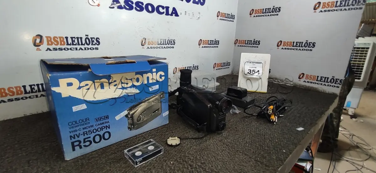 LOTE 354 - 01 FILMADORA MODELO NV-R500PN MARCA PANASONIC. (NO ESTADO) ATENÇÃO! FAZER A VISITAÇÃO ANTES DE ARREMATAR, NÃO SABEMOS SE FUNCIONA, LEILÃO NÃO TEM GARANTIA E NEM DEVOLUÇÃO, SUJEITO A POSSÍVEIS AVARIAS VISÍVEIS/OCULTAS E/OU AUSÊNCIA DE COMPONENTES.