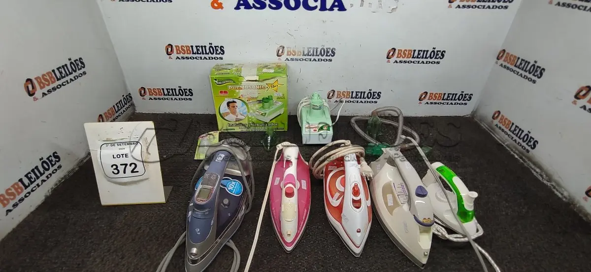 LOTE 372 - 01 NEBULIZADOR/INALADOR E 05 FERROS DE PASSAR DE MARCAS E MODELOS DIVERSOS. (NO ESTADO) ATENÇÃO! FAZER A VISITAÇÃO ANTES DE ARREMATAR, NÃO SABEMOS SE FUNCIONA, LEILÃO NÃO TEM GARANTIA E NEM DEVOLUÇÃO, SUJEITO A POSSÍVEIS AVARIAS VISÍVEIS/OCULTAS E/OU AUSÊNCIA DE COMPONENTES.