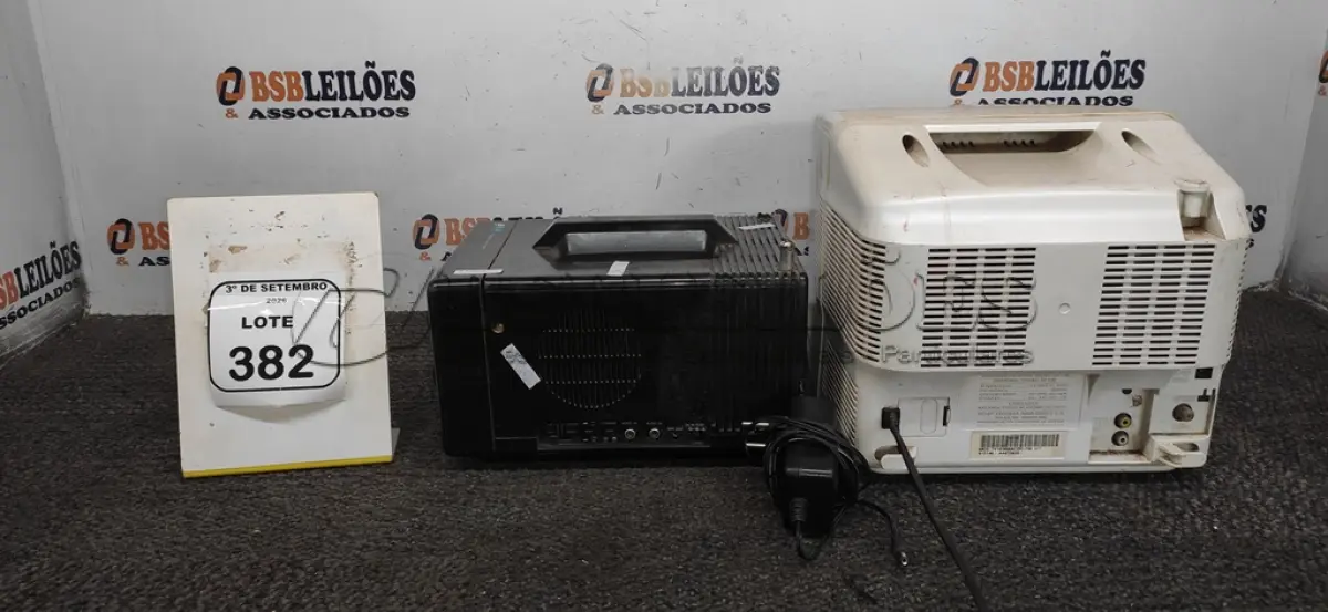 LOTE 382 - 02 MINIS TVS COLORIDAS. (NO ESTADO) ATENÇÃO! FAZER A VISITAÇÃO ANTES DE ARREMATAR, NÃO SABEMOS SE FUNCIONA, LEILÃO NÃO TEM GARANTIA E NEM DEVOLUÇÃO, SUJEITO A POSSÍVEIS AVARIAS VISÍVEIS/OCULTAS E/OU AUSÊNCIA DE COMPONENTES.