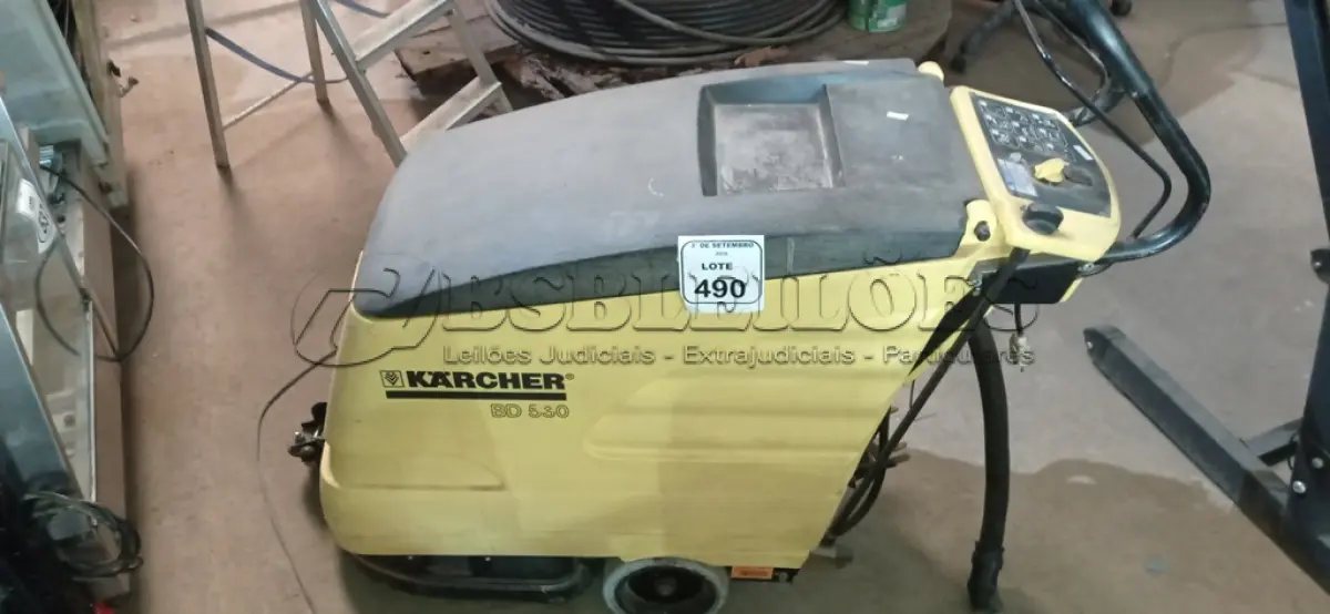 LOTE 490 - 01 MÁQUINA DE LAVAR PISOS INDUSTRIAL MODELO BD 530 MARCA KARCHER. (NO ESTADO) ATENÇÃO! FAZER A VISITAÇÃO ANTES DE ARREMATAR, NÃO SABEMOS SE FUNCIONA, LEILÃO NÃO TEM GARANTIA E NEM DEVOLUÇÃO, SUJEITO A POSSÍVEIS AVARIAS VISÍVEIS/OCULTAS E/OU AUSÊNCIA DE COMPONENTES.