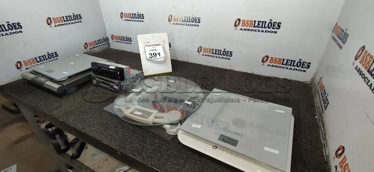 LOTE 391 - 06 BALANÇAS E 02 APARELHOS DE SOM AUTOMOTIVO DE MARCAS E MODELOS DIVERSOS. (NO ESTADO) ATENÇÃO! FAZER A VISITAÇÃO ANTES DE ARREMATAR, NÃO SABEMOS SE FUNCIONA, LEILÃO NÃO TEM GARANTIA E NEM DEVOLUÇÃO, SUJEITO A POSSÍVEIS AVARIAS VISÍVEIS/OCULTAS E/OU AUSÊNCIA DE COMPONENTES.