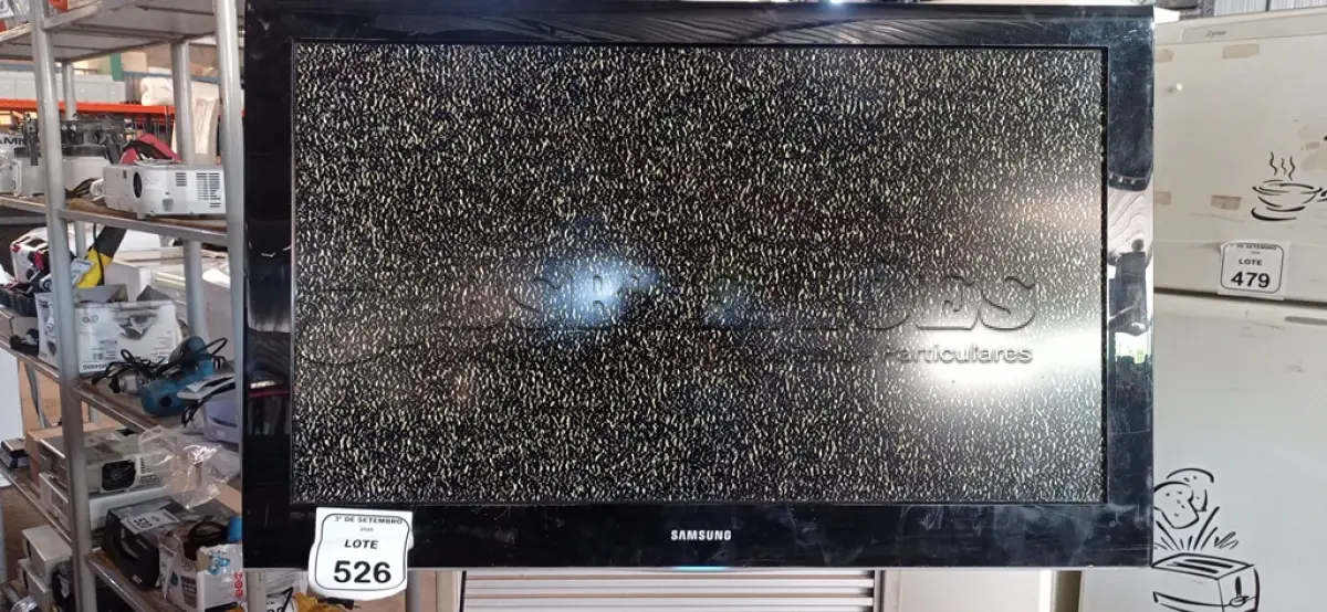 LOTE 526 - 01 TV 40’’ MARCA SAMSUNG. (NO ESTADO) ATENÇÃO! FAZER A VISITAÇÃO ANTES DE ARREMATAR, NÃO SABEMOS SE FUNCIONA, LEILÃO NÃO TEM GARANTIA E NEM DEVOLUÇÃO, SUJEITO A POSSÍVEIS AVARIAS VISÍVEIS/OCULTAS E/OU AUSÊNCIA DE COMPONENTES.